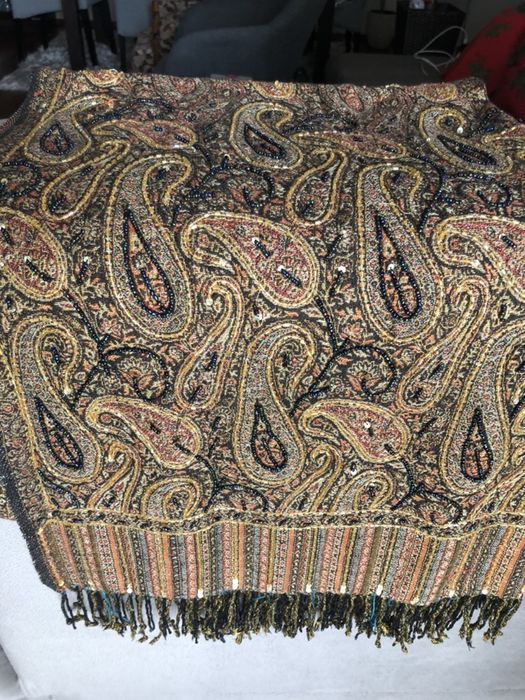 Szal damski wyszywany koralikami.