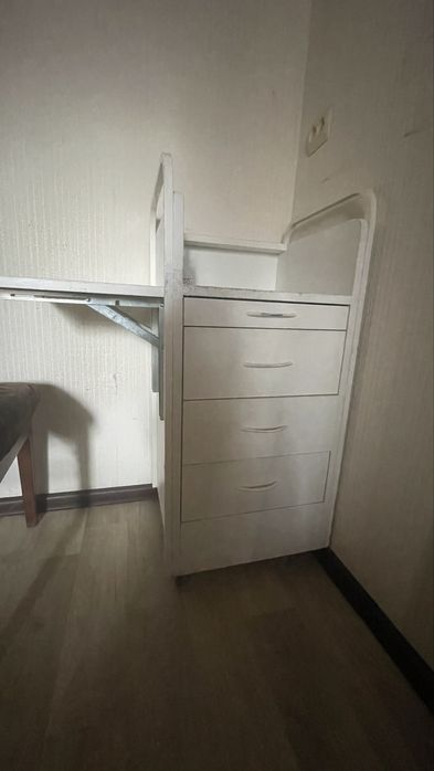 Тумбочка на колесиках