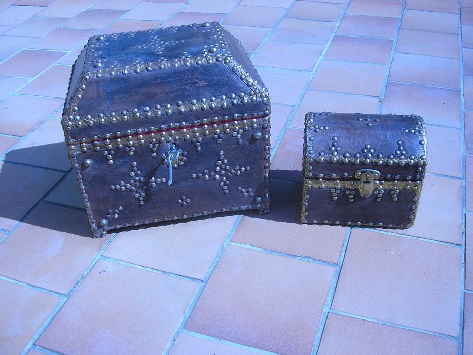 coffre ancien avec habillage cuir