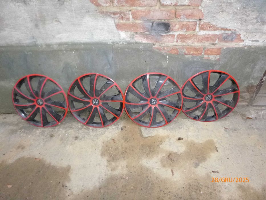 Kołpaki 16 czarne z czerwonym akcentem prawie za  darmo...