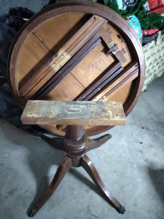 Mesa vintage em madeira macica mais 4 cadeiras para desocupar