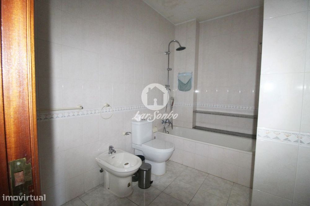 Apartamento T2, situado em Arcozelo, a 4km da Praia