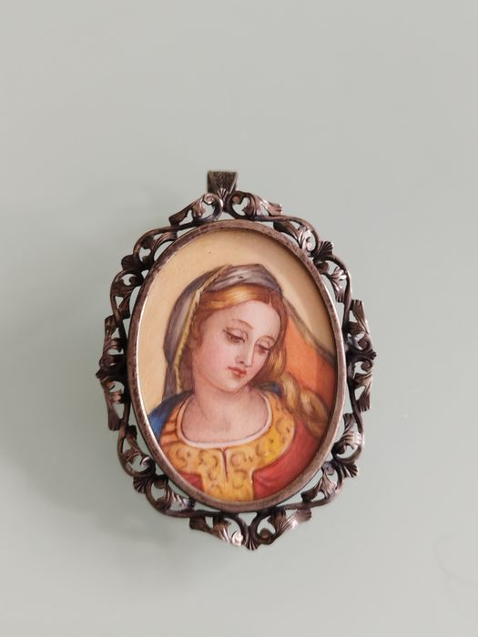 Lindo broche antigo pintado à mão em prata. Estado muito bom .broche o