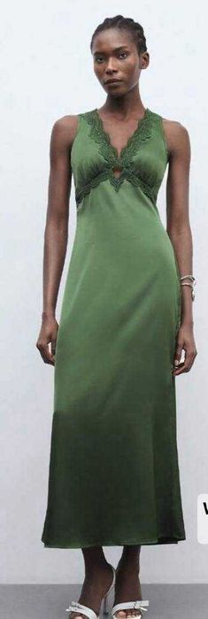 Красива сатинова атласна сукня с мереживом. М.