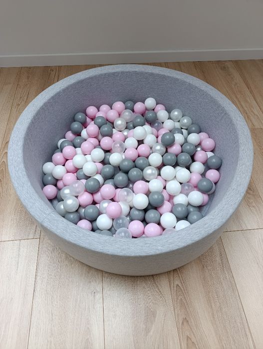 Suchy basen z kulkami dla dzieci