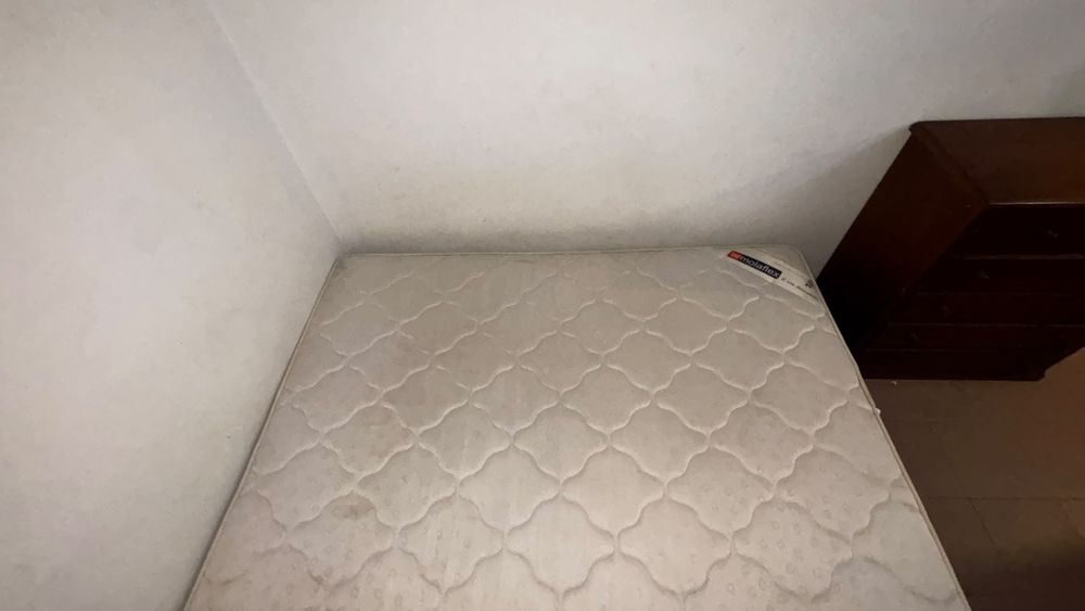 Vende-se moveis, cama e a base, roupeiro com espelho, e um mini armário com  seis gavetas