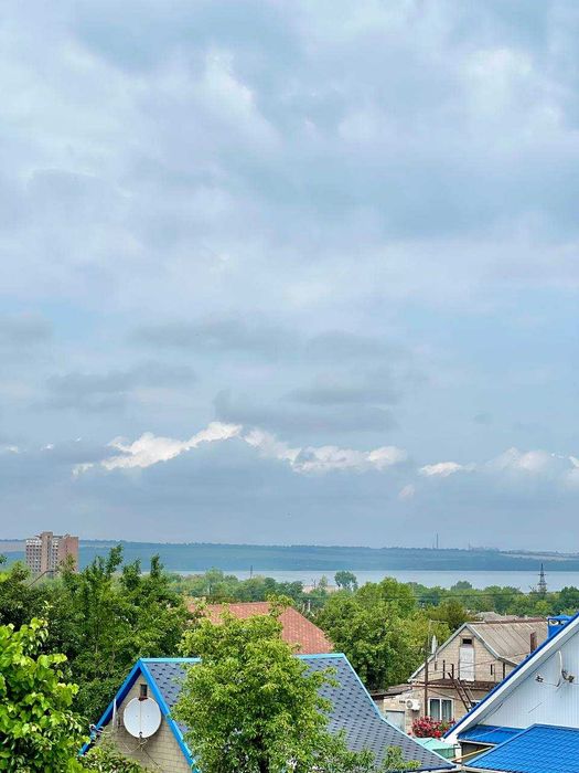 Продається ВИДОВИЙ 2-х поверховий будинок з двома гаражами,