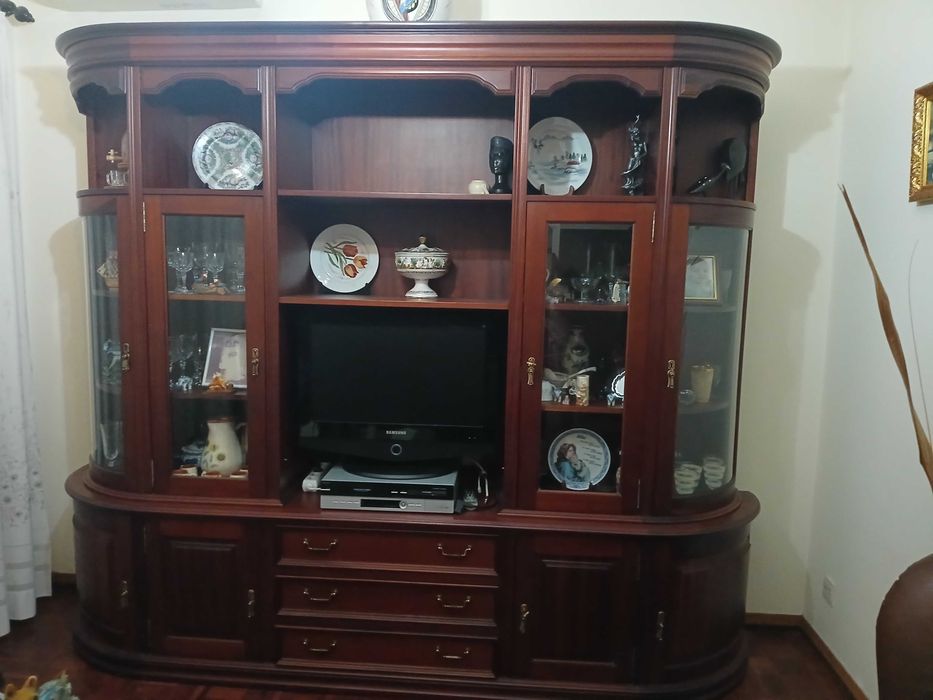 Móvel de sala com vitrines fechadas e para televisão em madeira de mogno escura, em muito bom estado - Usada