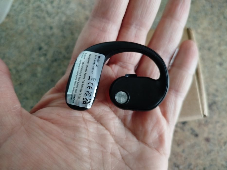 Один безпровідний блютуз навушник.