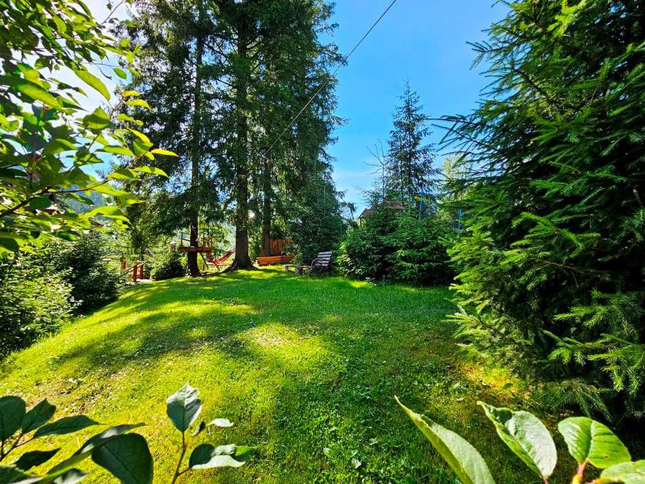 Продається діючий готель на березі річки Опір в курортному с. Славське