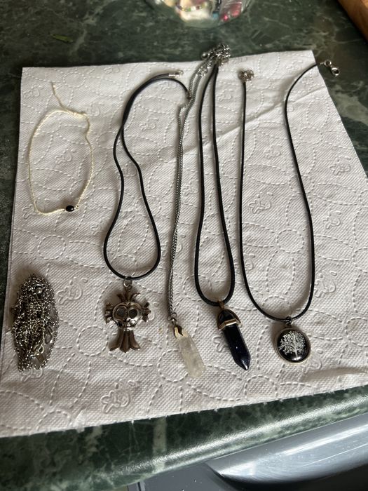 Wisiorki  5 szt czarne rożne