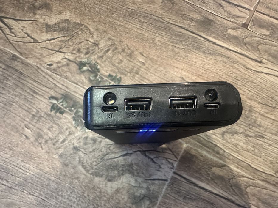 Павербанк з фонареком