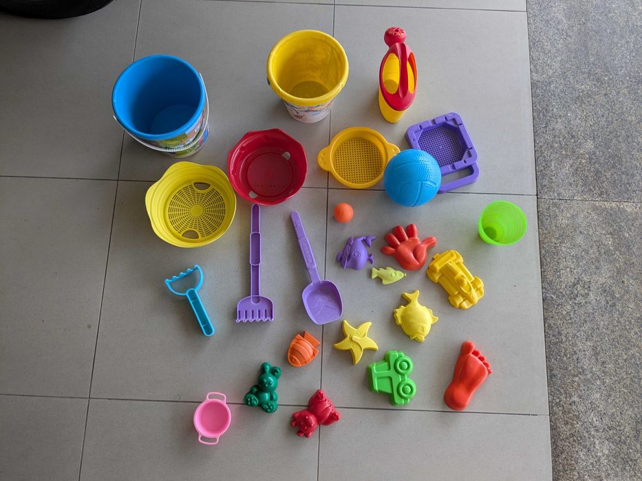 Diversos brinquedos para a praia ou piscina