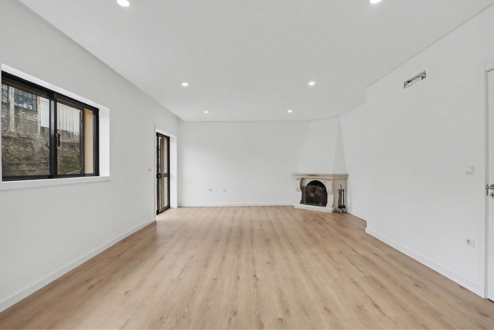 Moradia V3 + V2 + Loja | 3 unidades independentes