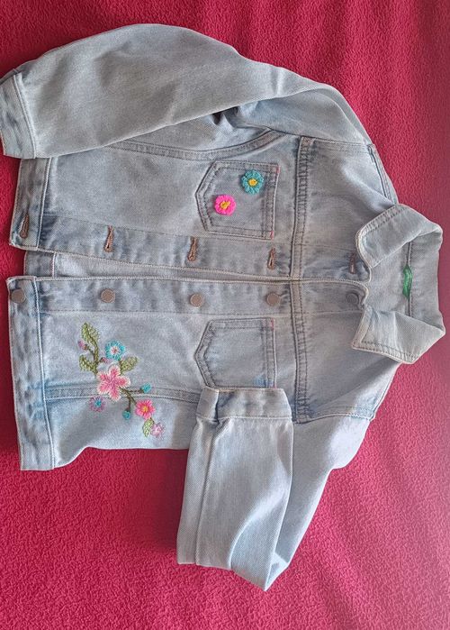Casaco de ganga Benetton com flores bordadas