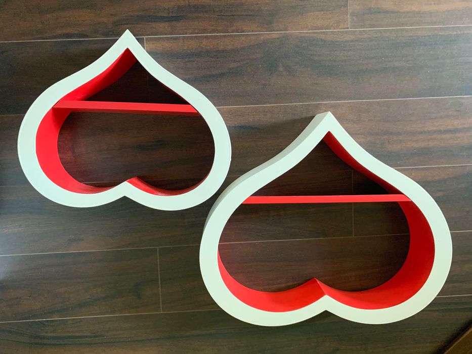 Półki w kształcie serc