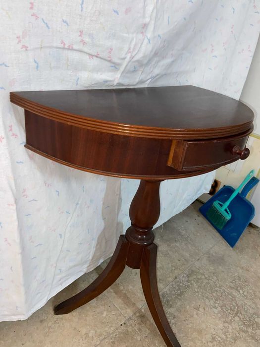 Mesa de telefone antiga em madeira