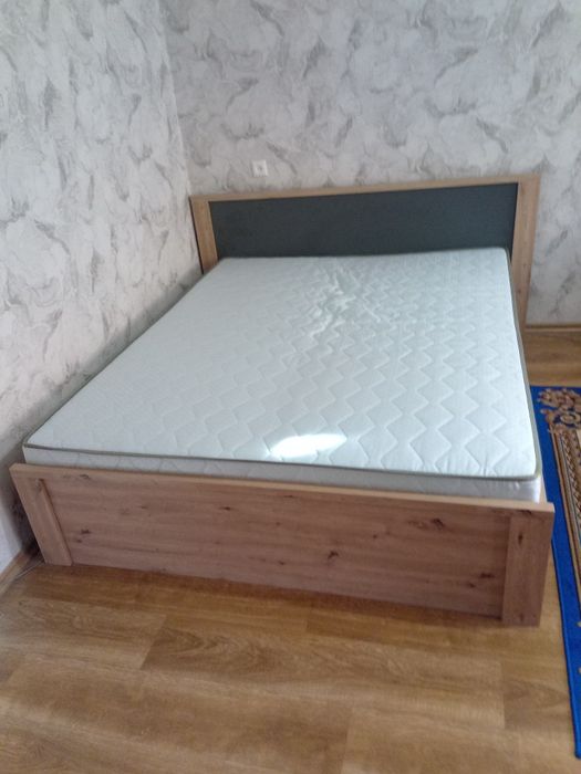двоспальне ліжко на ламелях + матрац розмір 160/200 , стан - майже нов