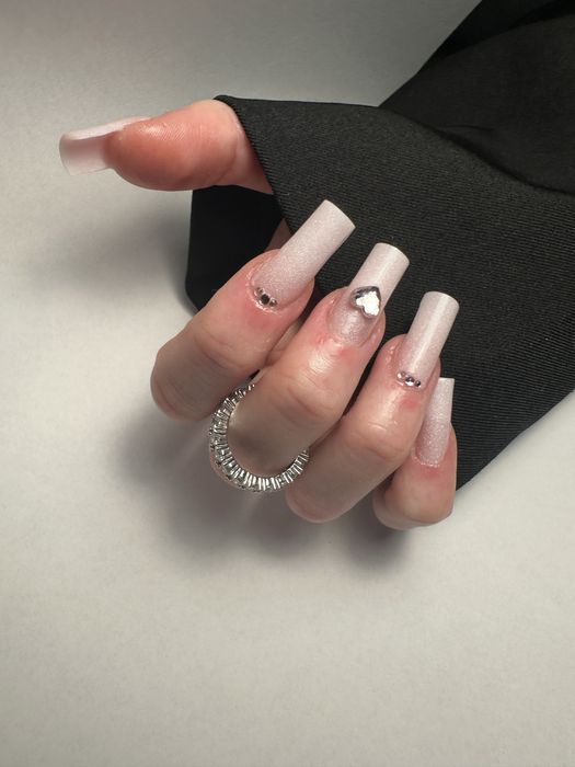 Modelka na stylizacje paznokci