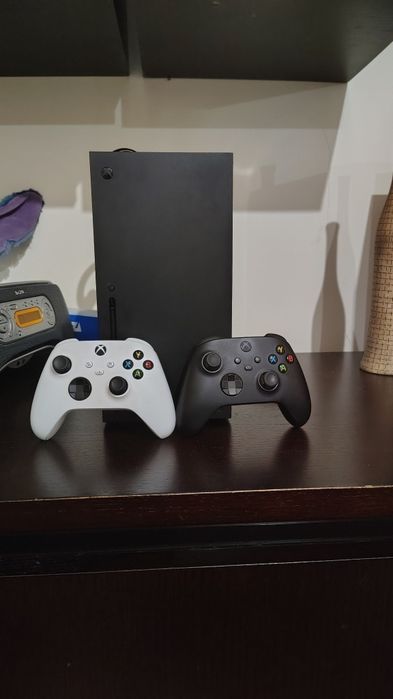Xbox series x + 2 comandos (com bateria) + caixa oficial