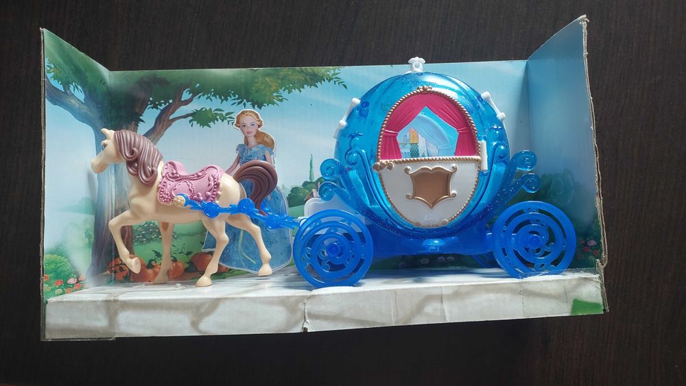 Zabawka kareta z koniem