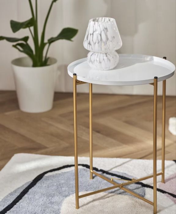 Круглый журнальный столик на золотых ножках