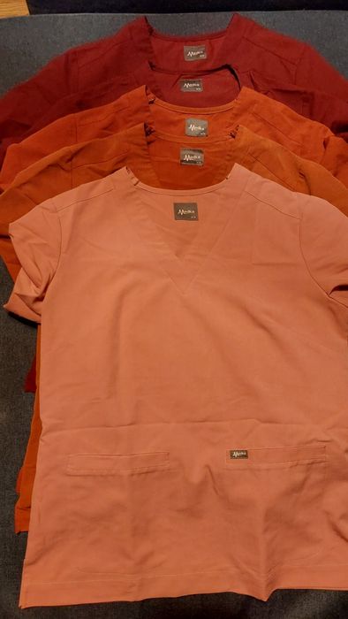 5 bluz medycznych używanych stan b. dobry