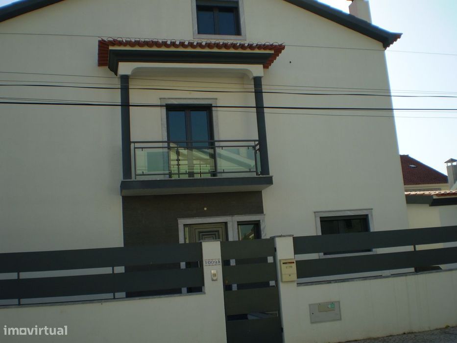 Moradia T3 com jardim, garagem e terraço em Quinta do Conde