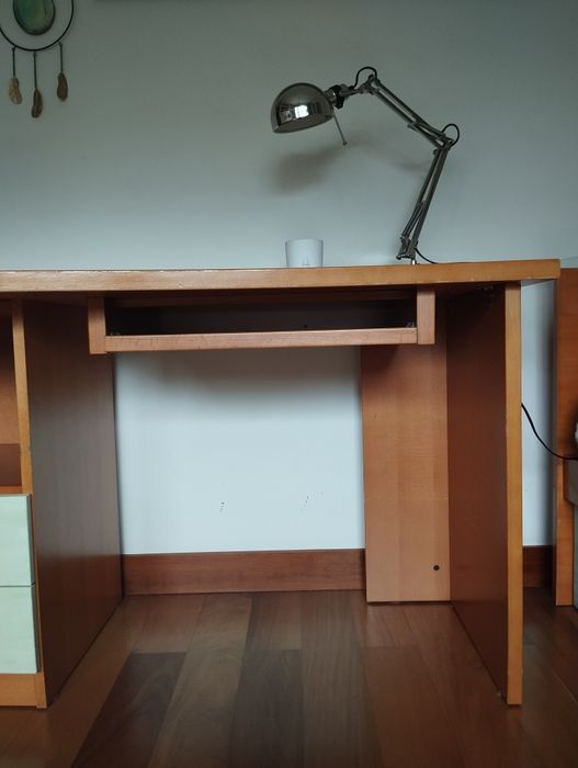 Secretária de madeira com banco