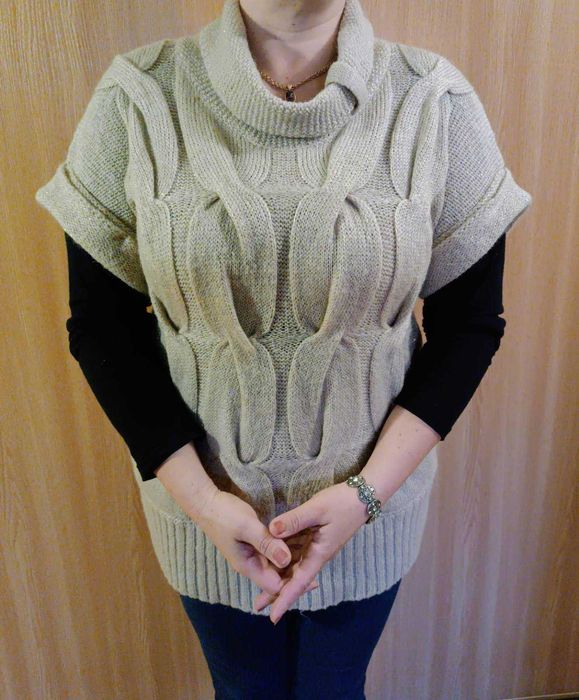 Дуже м'якенька, тепла, в'язана жіноча жилетка, безрукавка, кофта.