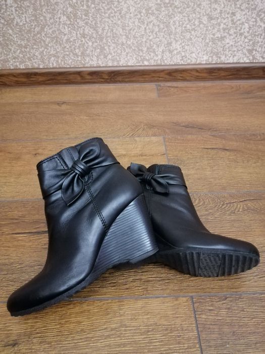 Демисезонные кожаные полуботинки на танкетке