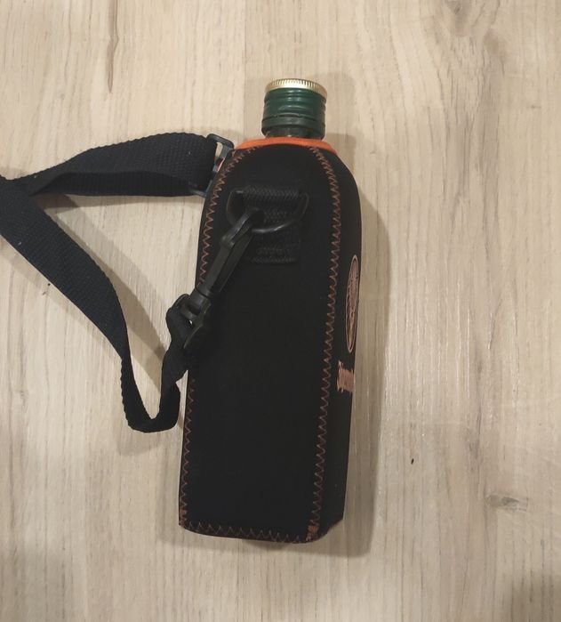 Неопреновий чохол-термос для пляшки Jägermeister з ремінцем.