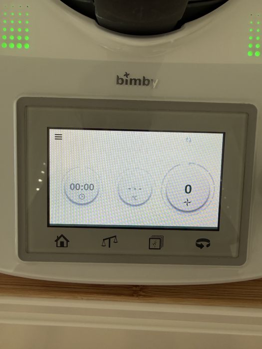 Bimby TM5 + Cook-Key + Varoma + mala de transporte + Livro ABC