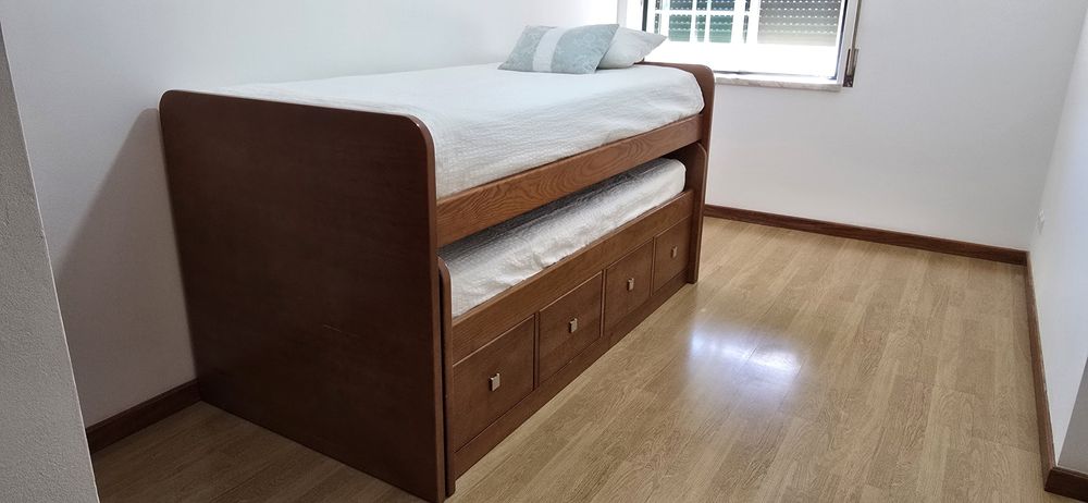Cama dupla de madeira maciça + roupa de cama + 1 colchão