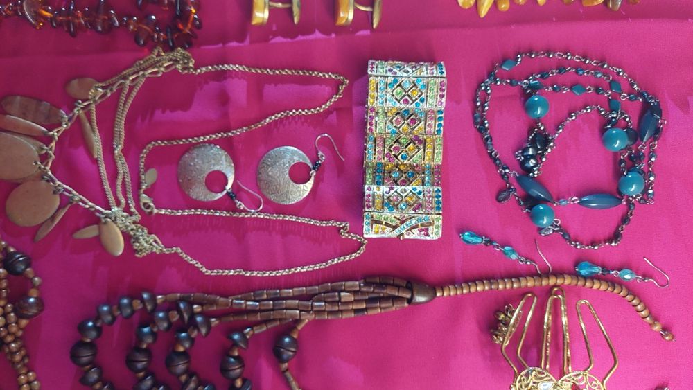 Бижутерия(натуральные камни,колье, браслет,серьги).