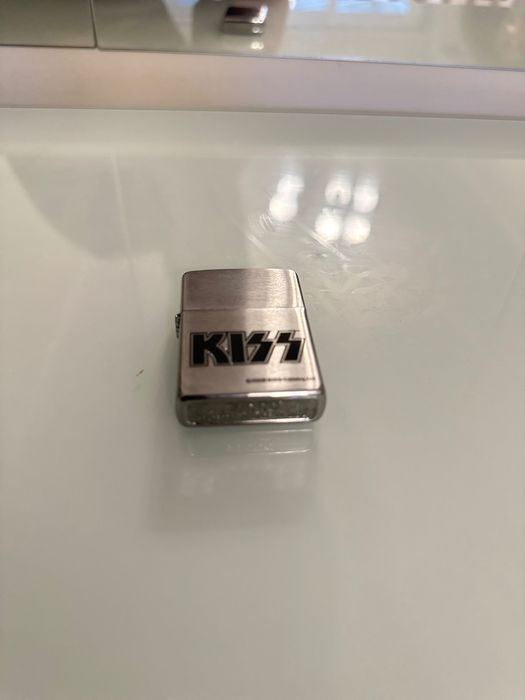 Isqueiro Zippo com icônico logo da Banda Kiss