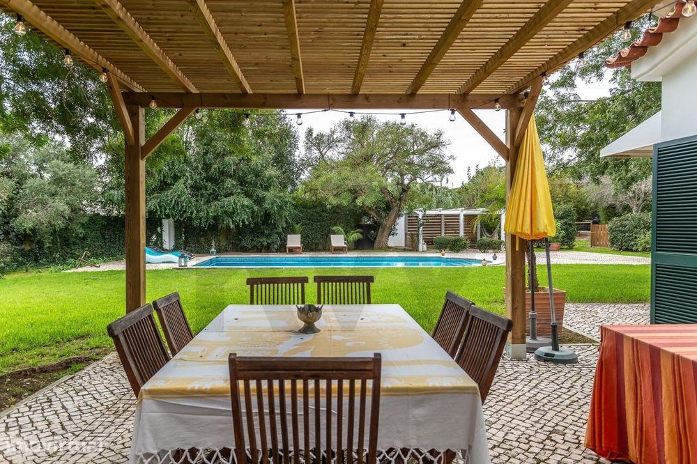Moradia de Luxo T4 com Piscina e Jardim Privado em Alcabideche, Cascai