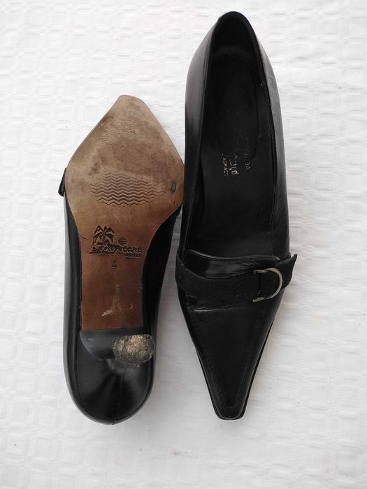 Sapatos Pretos de Pele