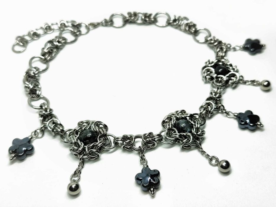 Choker z ciemnym labradorytem i ceramicznymi kwiatuszkami granatowymi