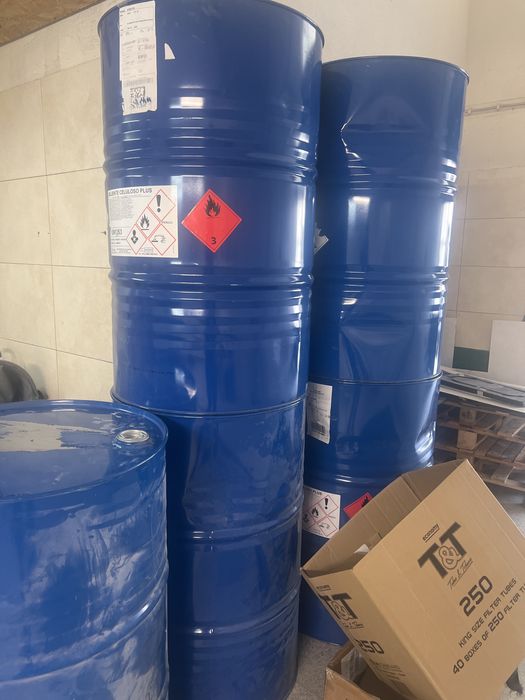 Dá se tambores vazios . Capacidade 200 lts  em óptimo estado