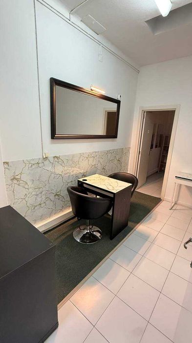 Mesa de manicure em Centro de Estética | Junto El Corte Inglés |250€/mês