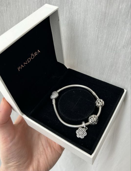 Браслет Pandora з колекцією намистин, шармів