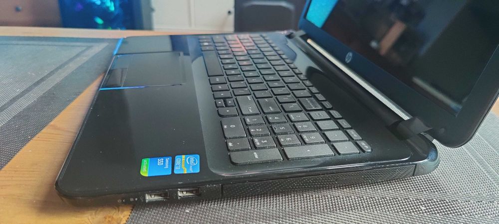 HP 15-D - 15,6 cala - Core i3 4 x 2,40 GHz - 6GB Ram -240GB SSD -Win10