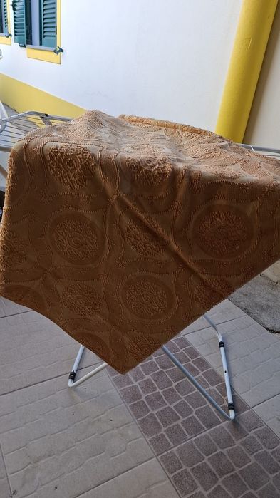 Colcha antiga castanha