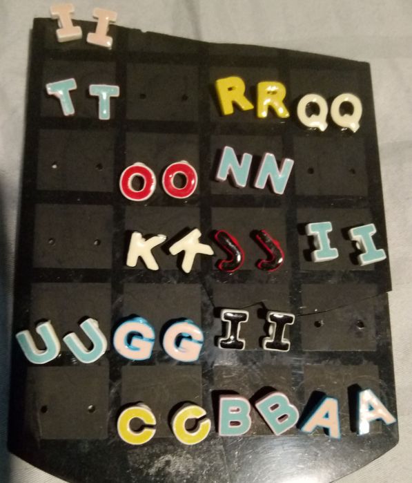 Brincos Sopa de letras e dados 35 pares de brincos  novos stock