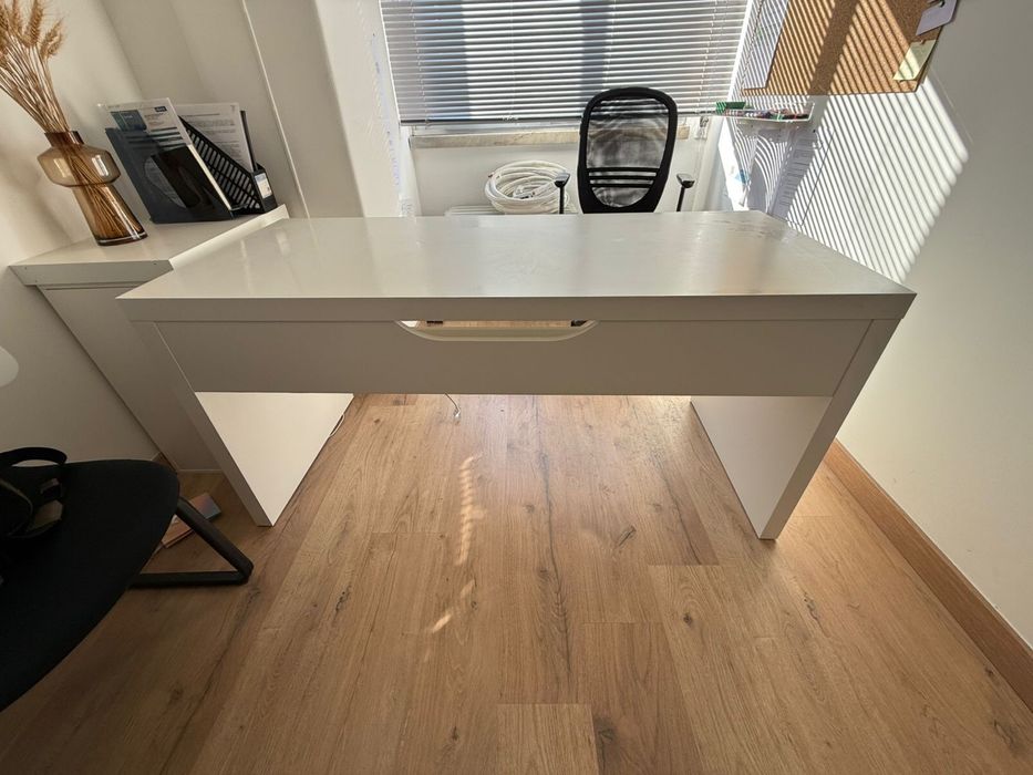 Secretária IKEA MALM com painel extraível – branca