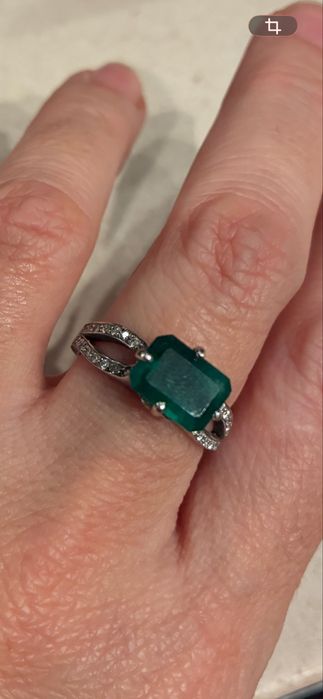 Anel em ouro de 19,2 kt com 40 brilhantes e uma esmeralda contrastado