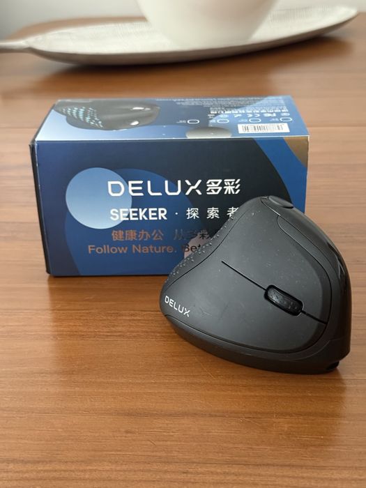 Rato Vertical Ergonómico Delux Seeker M618XSD – OLED | Wireless | Bluetooth 5.0 | 1000Hz