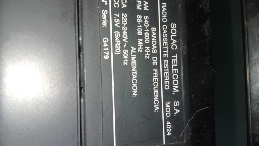 Radio a pilhas e electricidade com leitor cassete