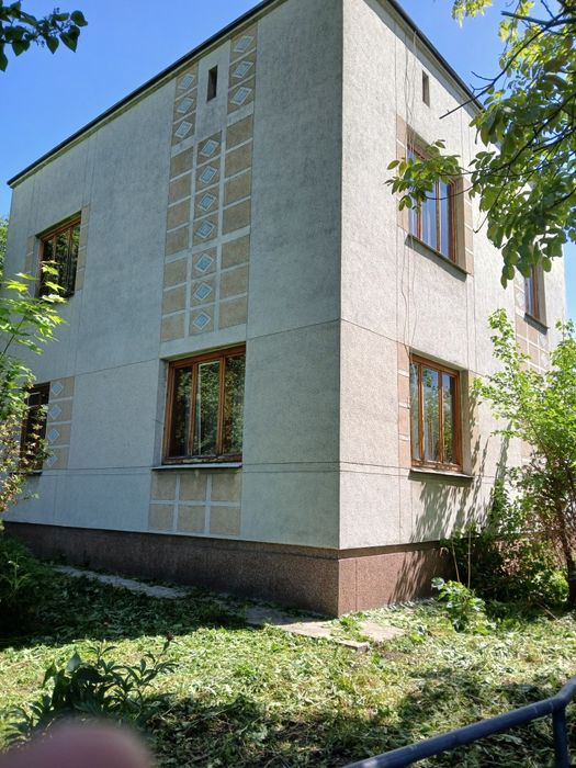 Продається 2-поверховий будинок у Гощі